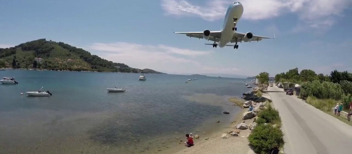 Εντυπωσιακό βίντεο: Πιλότος προσγειώνει το αεροπλάνο με τις ρόδες ανάποδα και σώζει 166 επιβάτες!